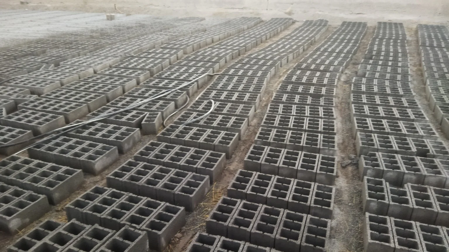 محوطه کارگاه و ردیف بلوکها